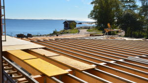 Från simbassängen i Hangö havsbad kommer man ut på en terrass som är 500 kvadratmeter stor. Utsikt från Hangö havsbads terrass.