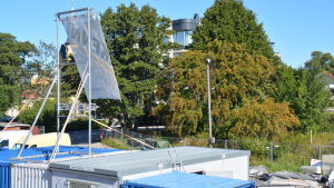 Hotell Regatta ska utvidgas och enligt planerna blir det mellan badinrättningen och hotellet som skymtar bakom träden. Denis Strandell tycker att Hangö då får det man ville ha från början: hotell och det finns bassäng i Hangö havsvind. Hotell Regatta i Hangö ska bygga till i dungen mellan hotellet och spaet.