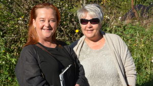 Minna Fabricius och Nina Fagerström har händerna fulla. Minna Fabricius och Nina Fagerström jobbar frivilligt med asylsökande.