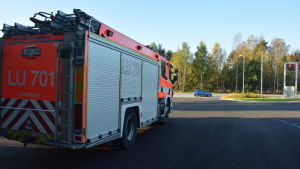 Det är enkelt att köra ut på Bangatan, säger brandmästaren. Brandbilar utanför Karis nya brandstation.