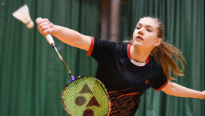 "Smörlottning", men samtidigt jobbigt för Airi Mikkelä. Airi Mikkelä är duktig på badminton.