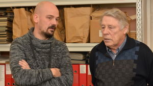 Forskare Matias Kaihovirta resonerar med besökaren Göran Kämpe. Forskaren Matias Kaihovirta samtalar med ortsbon Göran Kämpe.