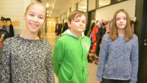 Karelia Hekkala, Artturi Koivu och Ilona Lillman från Päivärinteen koulu säger att det är trångt i Sjundeå svenska skola, men de trivs. Elever i Päivärinteen koulu går i Sjundeå svenska skola så länge deras skola är i dåligt skick. Här syns Karelia Hekkala, Artturi Koivu och Ilona Lillman.