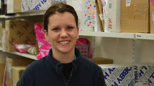 Ida Westerlund tycker det är roligt med nya uppgifter vid sidan om det vanliga jobbet i kassan. Ida Westerlund på K-market Popsi i Ekenäs