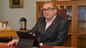 Hangös stadsdirektör Denis Strandell. Denis Strandell är stadsdirektör i Hangö.