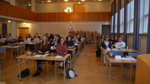Raseborgs stadsfullmäktige håller sina möten i Seminarieskolans aula. Bilden är från ungdomsfullmäktiges möte 2016. Många ungdomar sitter i Seminarieskolans aula i Ekenäs, de deltar i ungdomsparlamentet 2016.