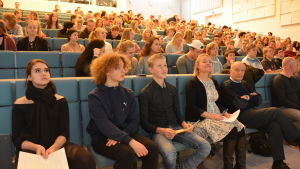 Auditoriet i Hankoniemen lukio i Hangö var välfyllt. Elever från Hangö gymnasium och Hankoniemen lukio lyssnar på valdebatt i Hangö 2017.