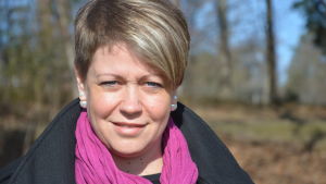 Social- och hälsovårdsdirektör Jeanette Pajunen. En porträttbild utomhus av Jeanette Pajunen somn är social- och hälsovårdsdirektör i Raseborg.