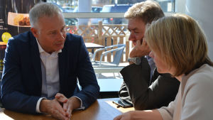 Carl-Erik Lagercrantz i samtal med Peter Nygårds och Malin Fuglesang. Northvolts Carl-Erik Lagercrantz, Peter Nygårds och Malin Fuglesang sitter vid ett bord och diskuterar.
