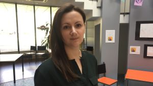 Rima Hadid, studerande vid Uleåborgs universitet och frivilligarbetare för Rädda barnen. Rima Hadid, studerande vid Uleåborgs universitet och frivilligarbetare för Rädda barnen.