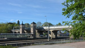 Järnvägsbron ska ersättas med en ny bro. På samma gång förlängs tunneln under järnvägen till Bangatan där ett resecentrum inrättas. Karis järnvägsstation.