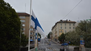 Flaggor på halvstång på Aurabron i Åbo. Flaggor på halvstång på Aurabron i Åbo.