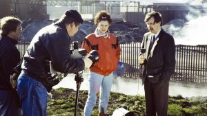 Studio-ohjaaja Jukka Santikko käsittelee kameraa, Mari Rantasila ja Erkki Saarela näyttelevät  televisiosarja Pakanamaan kartan kuvauksissa Redcarissa, Pohjois-Yorkhiressa Isossa-Britanniassa vuonna 1990. 