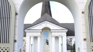 Enligt Aurejärvi-Karjalainen ökar antalet icke-kyrkliga begravningar. Pedersöre kyrka