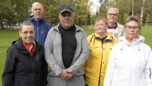 En del av vandrarna i Vasa vandringsklubb. Sex personer står i en park och tittar in i kameran