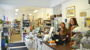 Laura Lundström och Marielle Relander. Två kvinnor står vid en kassa i en butik. I bakgrunden syns hyllor med ekologiska produkter.