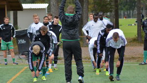 Inom fotbollen samsas spelare med olika bakgrund och religion. Terjärvbon Rasmus Broberg drar fysträning för KPV.