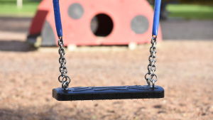 En stund i gungan kan lugna efter en traumatisk galonbyxupplevelse. En gunga hänger i en lekpark.