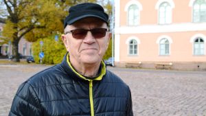 Tidigare Lovisapolitikern Åke Laitinen är orolig för att staden ska skuldsätta sig för mycket. Åke Laitinen.