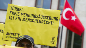 "Yttrandefrihet är en mänsklig rättighet" står det på Amnesty-aktivistens plakat "Yttrandefrihet är en mänsklig rättighet" står det på Amnesty-aktivistens plakat