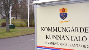 Kommungårdens personal jobbar på distans. Skylt där det står Kommungården och Kunnantalo utanför kommungården i Ingå.
