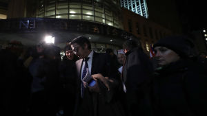 Omar Jadwat har drivit ACLU:s stämningar mot inreseförbudet sen den första versionen offentliggjordes. Advokaten för ACLU Omar Jadwat ger en intervju vid en demonstration utanför flygplatsen i Los Angeles.