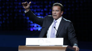 Även om Trump inte deltog i mötet fanns det många andra amerikaner på plats, bland andra Arnold Schwarzenegger. Arnold Schwarzenegger talar under presskonferens vid klimatmötet i Paris.