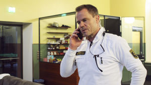 Nils Wikström, prehospitala akutsjukvårdens fältchef, brukar vara med under inträdesförhören. Nils Wikström svarar i telefon