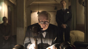 Radion var då ett viktigt medium men skulle Churchill podda idag? Winston Churchil Darkest Hour -elokuvassa.