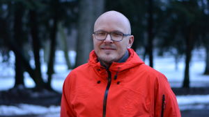 Fysioterapeuten Robert Fredriksson påminner om den viktiga uppvärmningen. man i orangefärgad jacka utomhus på vintern