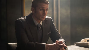 Snaskig snuskfabror? Matthias Schoenaerts är en sammanbiten onkel Vanya. Fabror Vanya sitter vid sitt skrivbord och ser bister ut.