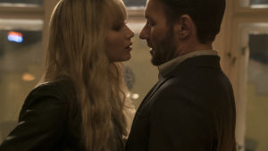 Par i brott? Ryska spionen Dominika och amerikanska spionen Nate (Joel Edgerton) lever farligt. Dominika och amerikanska spionen Nate (Joel Edgerton) ögonblicket innan läpparna möts i en kyss.