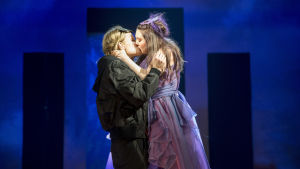 Den shakespearska kärleken, lite omtolkad på Nationalteatern Foto från Julia & Romeo på Nationalteatern.