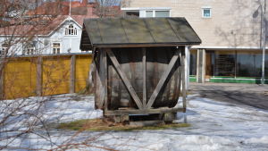 Den gamla öltunnan står nära porten där bygget ska komma. En öltunna på en snöig gård.