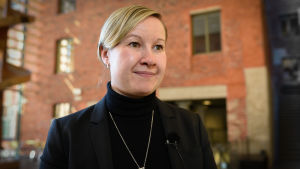 Docenten Anna K. Forsman betonar myndigheternas ansvar för att unga och äldre ska kunna mötas i dag. kvinna i svart