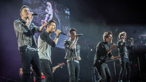 Vi kastar också ljus på moderna pojkband som One Direction. 1D på scen