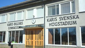 Det finns en oro mer eller mindre i alla skolor numera, upplever rektorerna i Raseborg. Fasad och ingång till Karis svenska högstadium och Karis-Billnäs gymnasium.