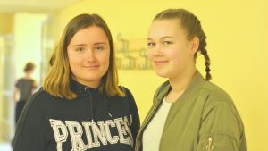 Daniela Karjalainen och Tilda Degerlund försöker se till att få tillräckligt med sömn på natten. Närbild på eleverna Daniela Karjalainen och Tilda Degerlund i Ekenäs högstadieskola.