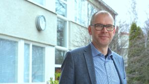 Bob Karlsson. Närbild av rektor Bob Karlsson utanför Ekenäs högstadieskola.