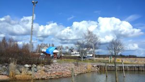 Båtförvaringen ska flytta bort från hamnområdet. Hamnen i Ingå en solig vårdag.