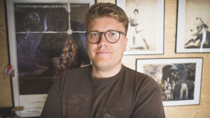 Det blir kanske fler utställningar för Janne i framtiden. Janne Mällinen poserar framför sina Star Wars-planscher.