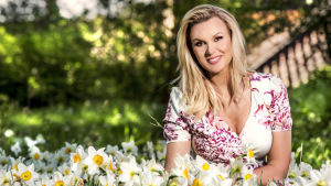 Allsång på Skansenin juontaa Sanna Nielsen. Sanna Nielsen i ett hav av blommor