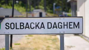 Sandbobarnen får plats vid förskolan i Solbacka daghem i Karis. Skylt på daghemmets namn utanför Solbacka daghem.