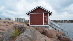 Vinterbadet i Hangö. Hangö havsbad syns bakom platsen där man vinterbadar i Hangö.