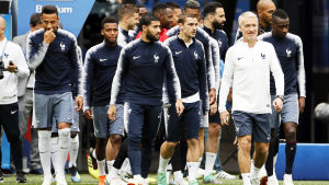 Det franska landslaget med tränaren Didier Deschamps till höger. Didier Deschamps leder Frankrike ut på plan – kanske också mot VM-final?