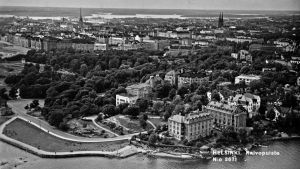 På ett flygfoto från år 1936 kan man se de två husen nere vid stranden som Torsten Björling ritade och lät uppföra på Östra allén i Brunnsparken. Luftfoto över Brunnsparken i Helsingfors, foto taget av Veljekset Karhumäki Oy 1936.
