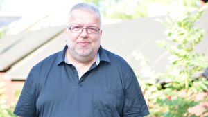 Juhani Jäntti säger att deras koncept har förändrats genom åren. En glasögonprydd man står utomhus. Han ler mot kameran. Det är sommar.