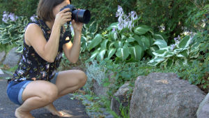 Anette blir ibland svimfärdig och yr när hon sitter på huk och fotograferar. Anette Sundström fotograferar.