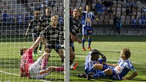 Kemis målvakt Mikko Vilmunen höll HJK på noll. Bollen i PS Kemis målområde i matchen mot HJK.