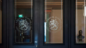 Högsta domstolen satte på onsdagen punkt för det omfattanden fallet där tidigare chefen för narkotikapolisen i Helsingfors, Jari Aarnio, dömdes för grovt narkotikabrott. Huvudbrottet handlade om smuggling av hasch till Finland. Korkeimman oikeuden sisäänkäynti Helsingin Kauppatorilla